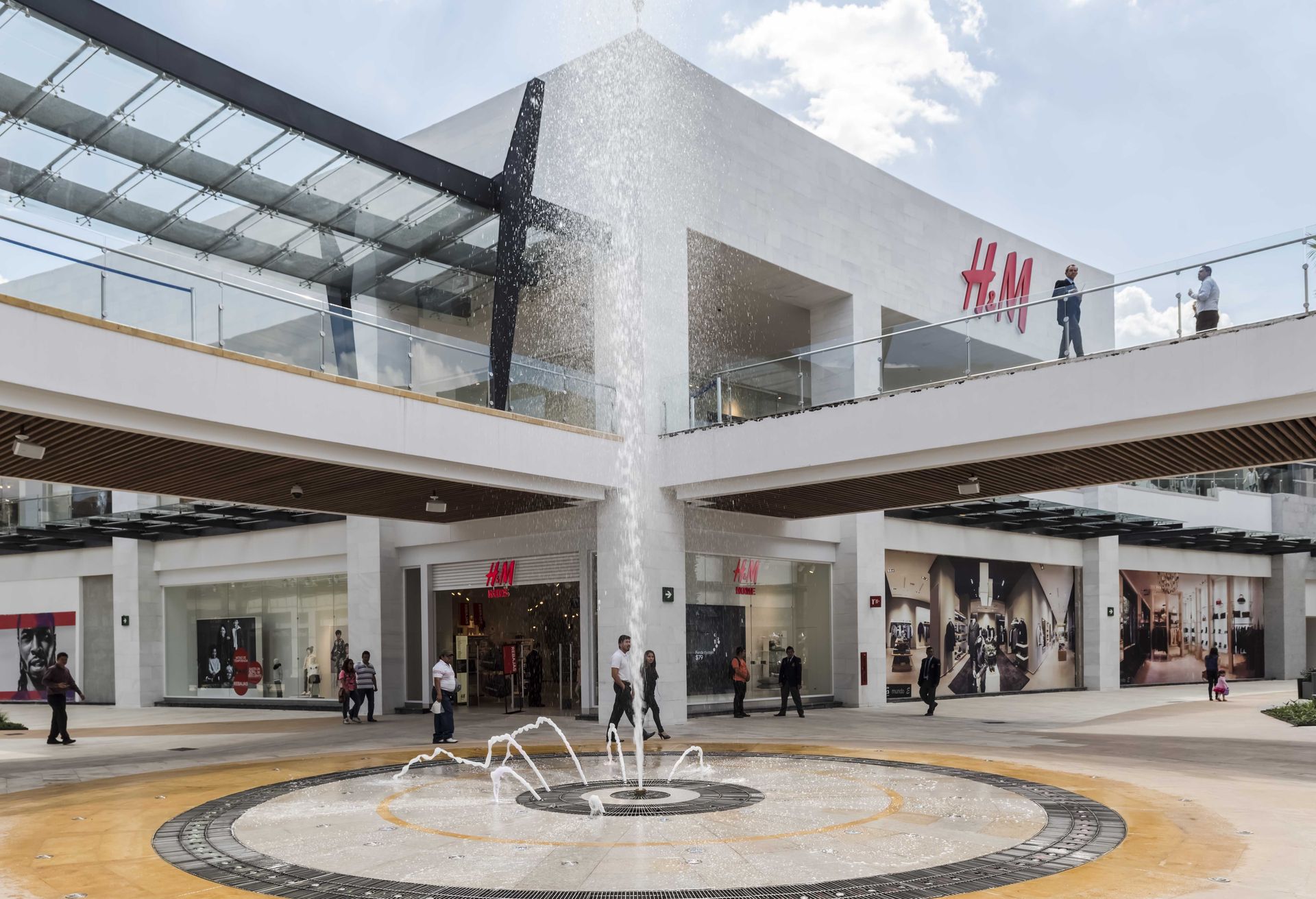 H&M store built by Arquiconceptos in Mexico
